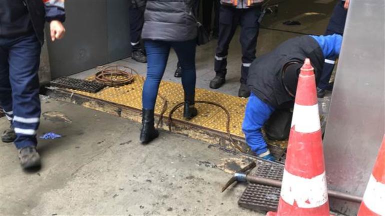 İstanbul&#039;da Metrobüs yaya geçidini su bastı!