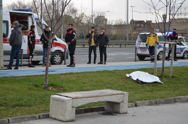 İstanbul&#039;da dehşet! Arkadaşının boğazını kesti
