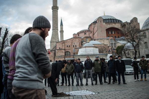 Ayasofya&#039;daki ‘Bale figürü&#039;ne namazla protesto!