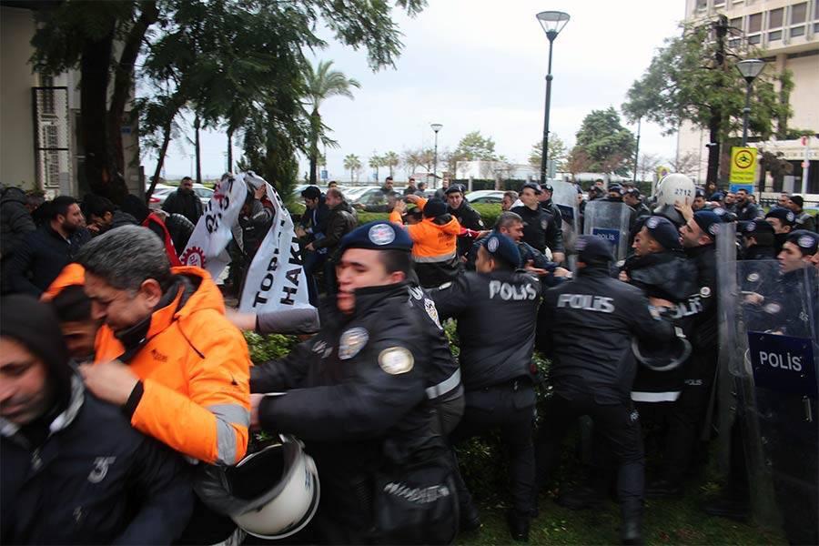İzmir'de gergin gün: İşçiye biber gazı!