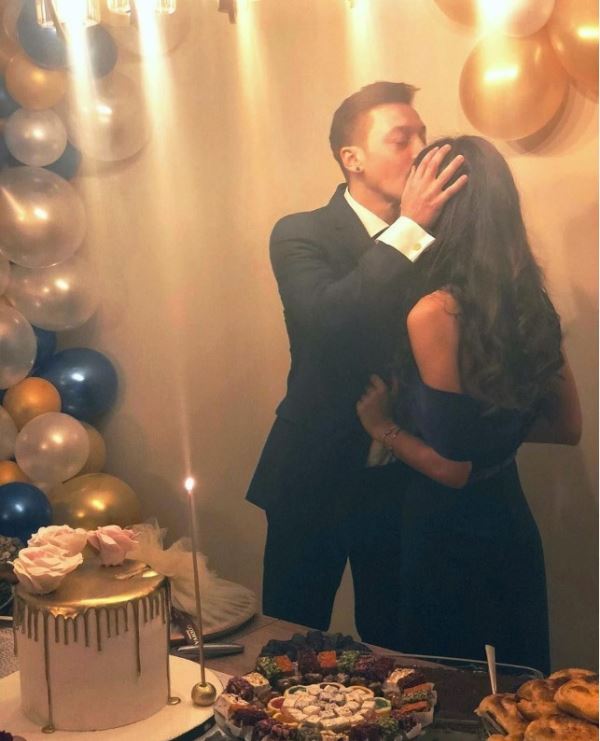 Amine Gülşe ve Mesut Özil nişanlandı