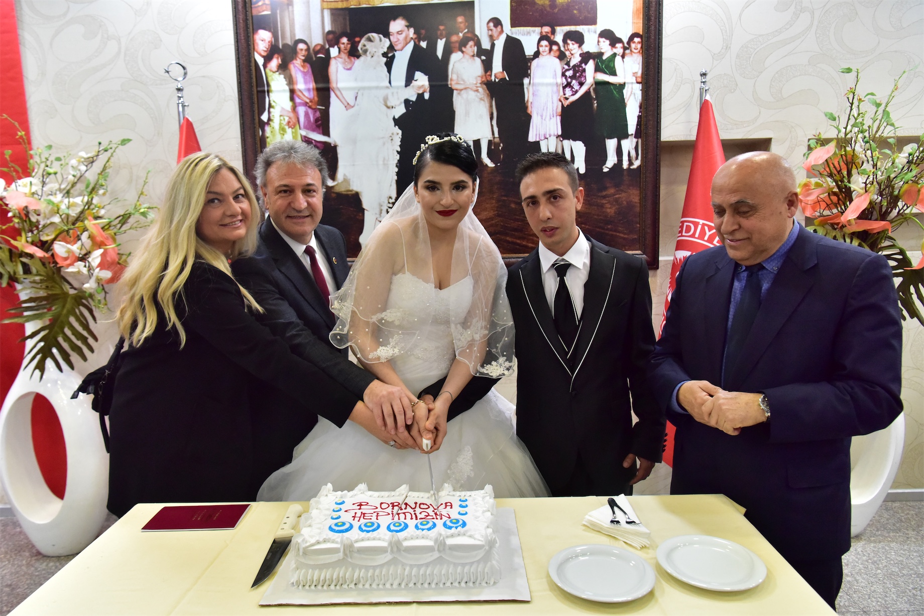 CHP Bornova&#039;da İduğ’a miting gibi karşılama