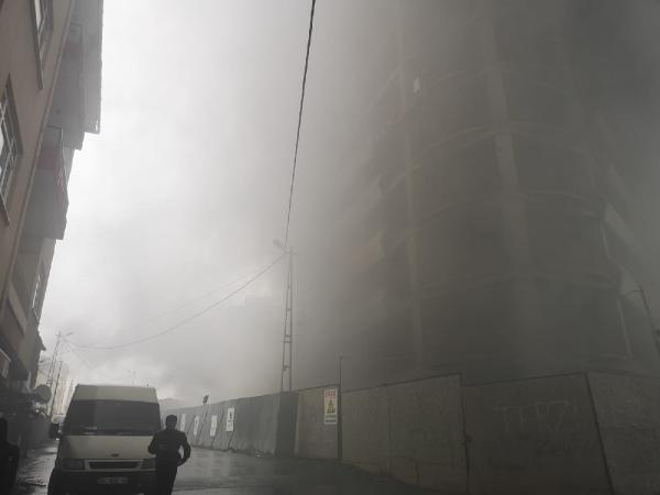 Kadıköy&#039;de korkutan yangın! Çok sayıda ekip sevk edildi