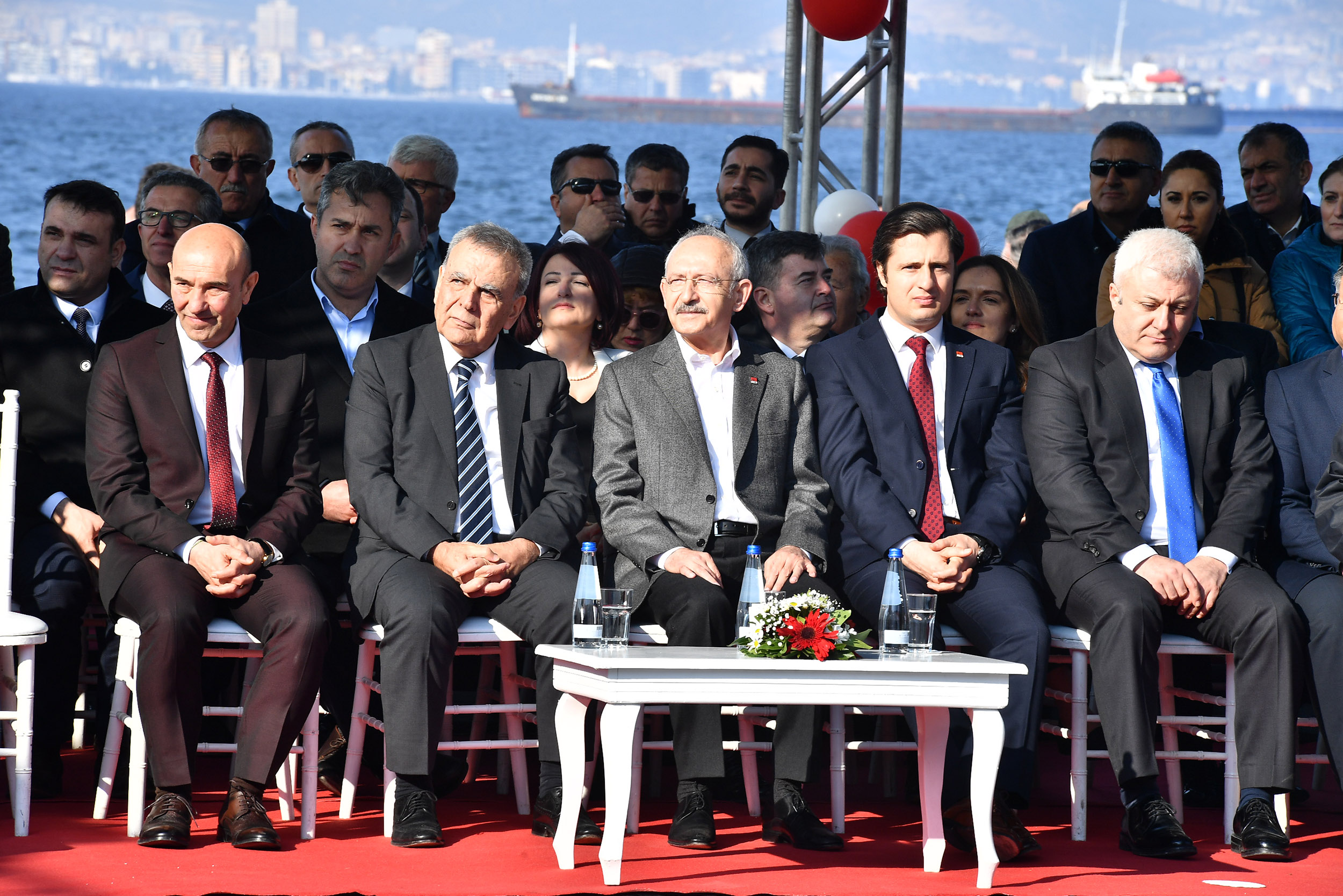 Kılıçdaroğlu&#039;ndan İzmir&#039;de miting gibi açılış