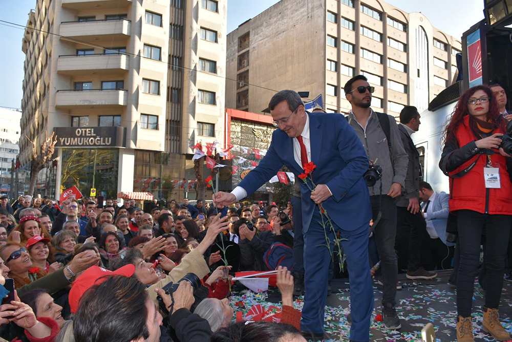 CHP&#039;nin Konak adayı Batur&#039;dan miting gibi açılış