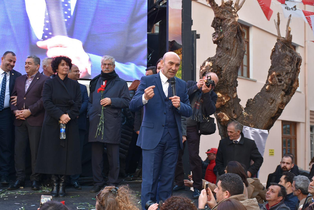 CHP&#039;nin Konak adayı Batur&#039;dan miting gibi açılış