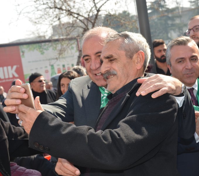 CHP&#039;li Tekin &#039;Halkın Otobüsü&#039;yle Bursa sokaklarında