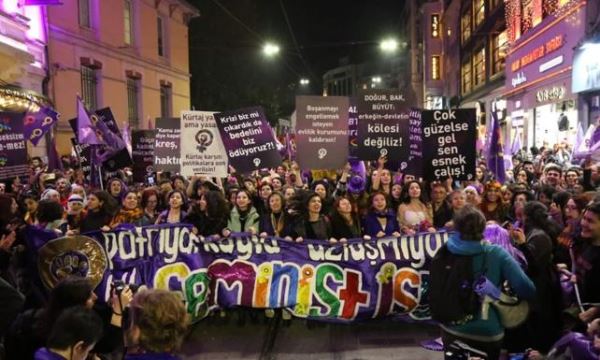 &#039;Feminist Gece Yürüyüşü&#039;ne polis engeli
