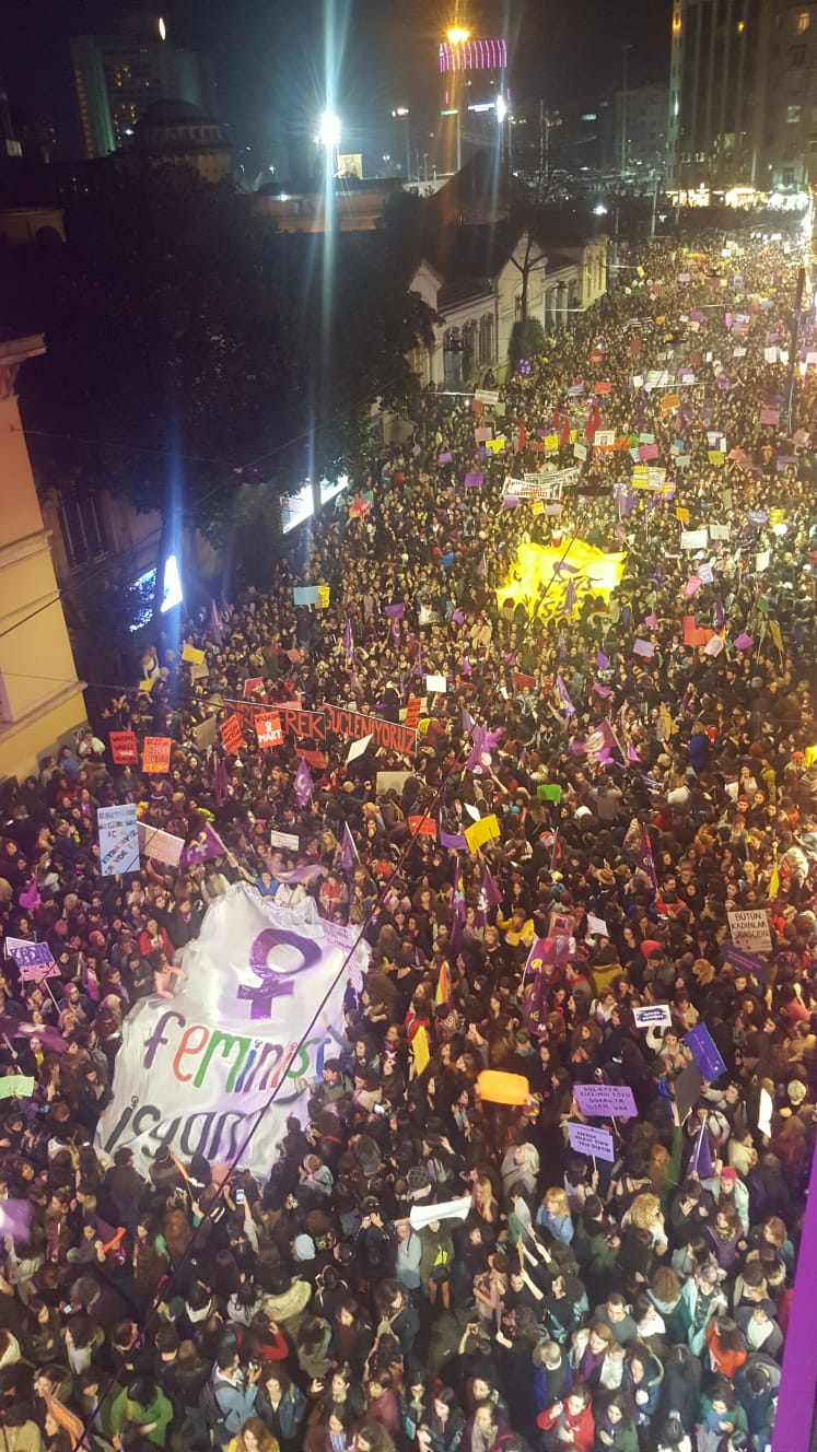 Taksim&#39;de toplanan kadınlara biber gazlı, plastik mermili müdahale!