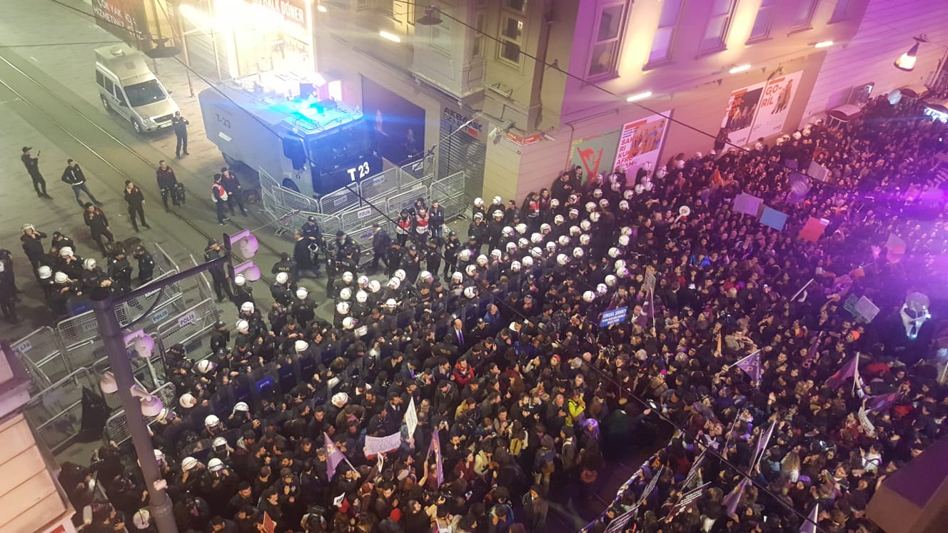 Taksim&#39;de toplanan kadınlara biber gazlı, plastik mermili müdahale!