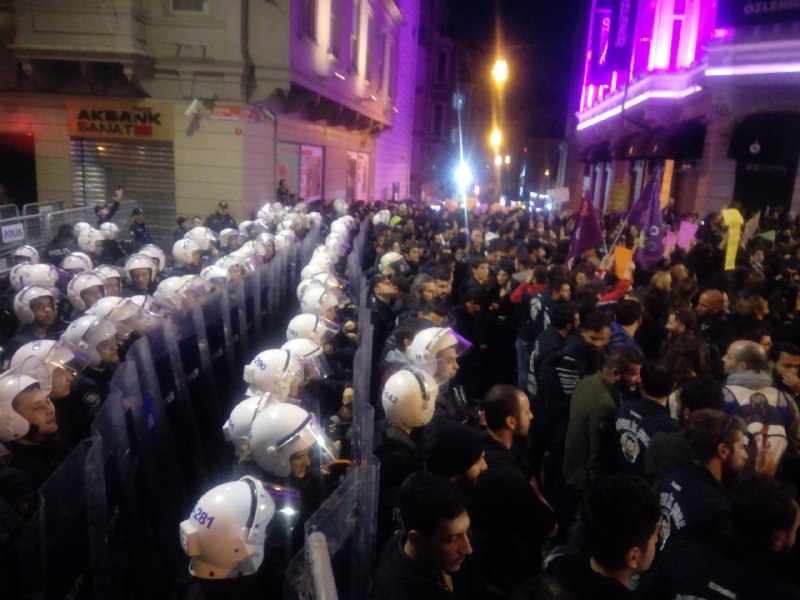 Taksim&#39;de toplanan kadınlara biber gazlı, plastik mermili müdahale!