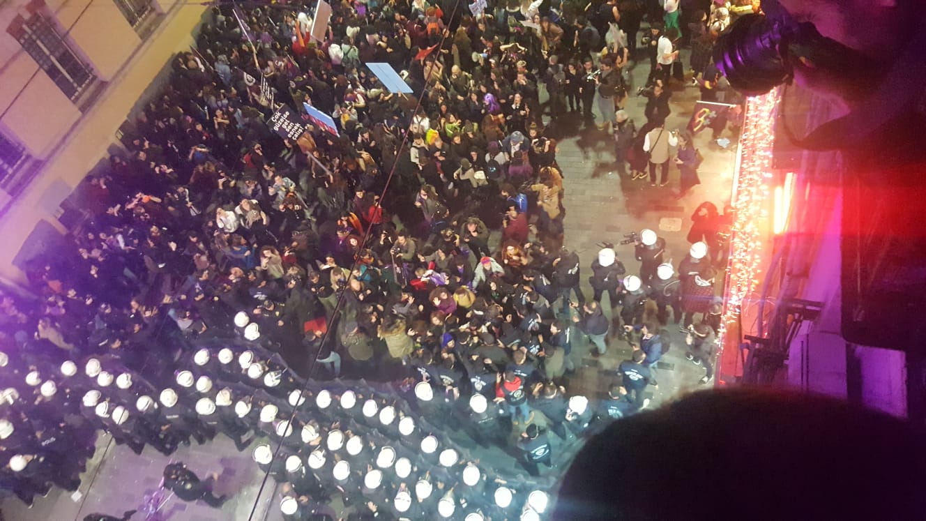 Taksim&#39;de toplanan kadınlara biber gazlı, plastik mermili müdahale!