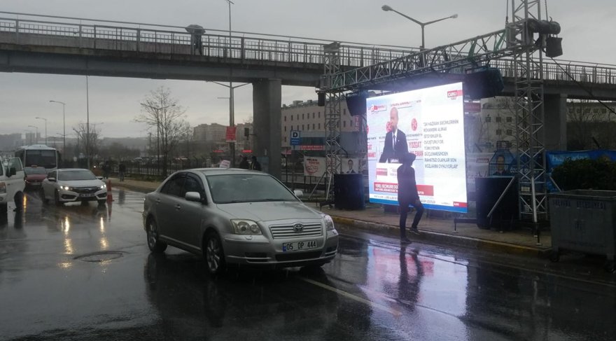 Bunu da gördük: Yurttaşa zorla yandaş kanalı izlettiler