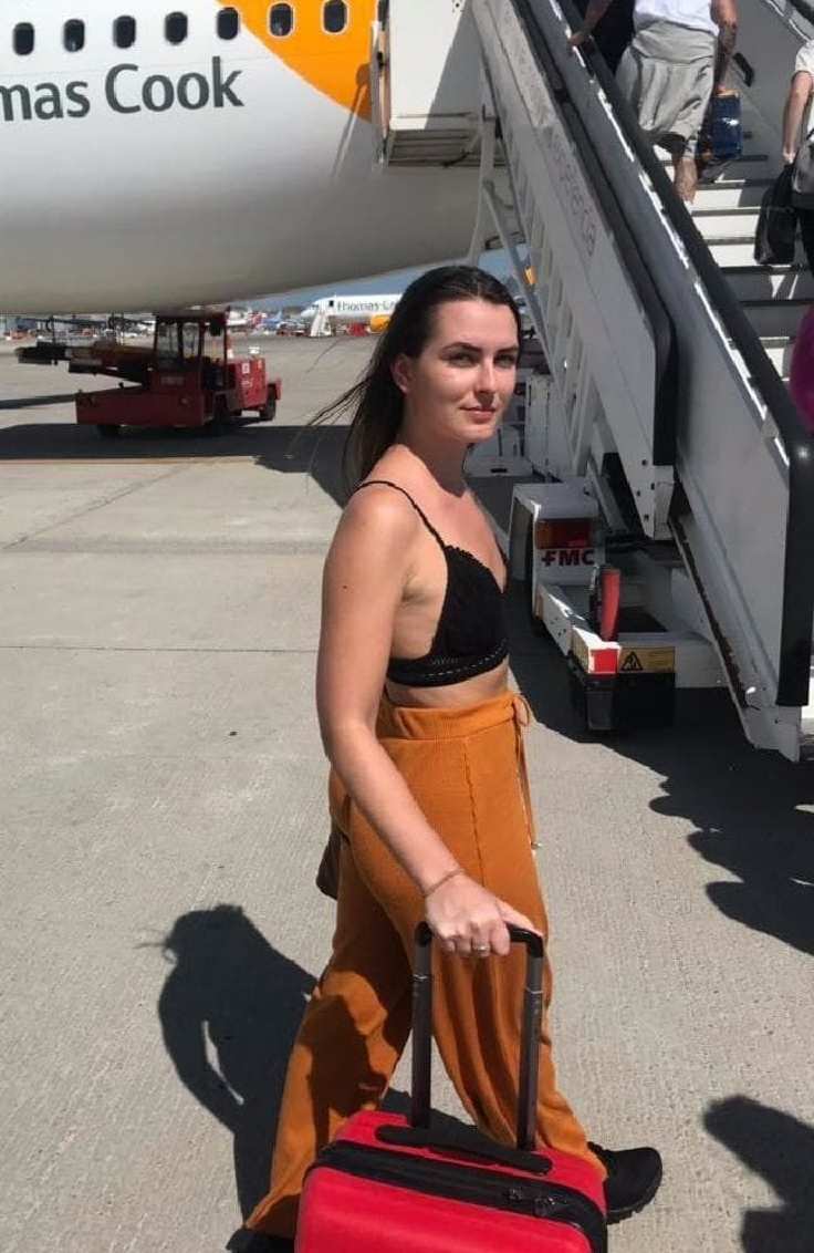 Kıyafeti açık olduğu için uçağa alınmadı