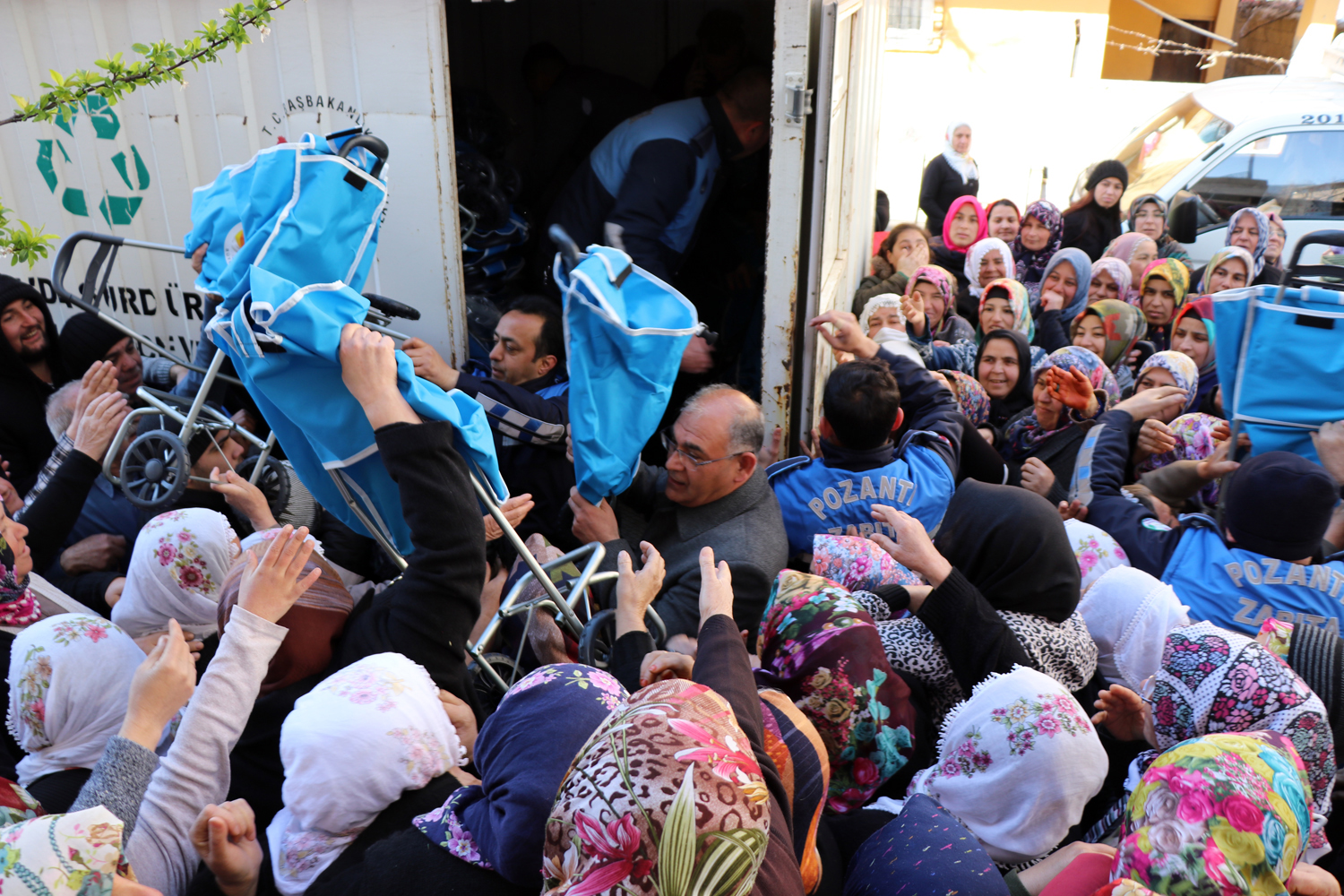 Erdoğan bez çanta dağıtıyordu, Adana adayı el artırdı