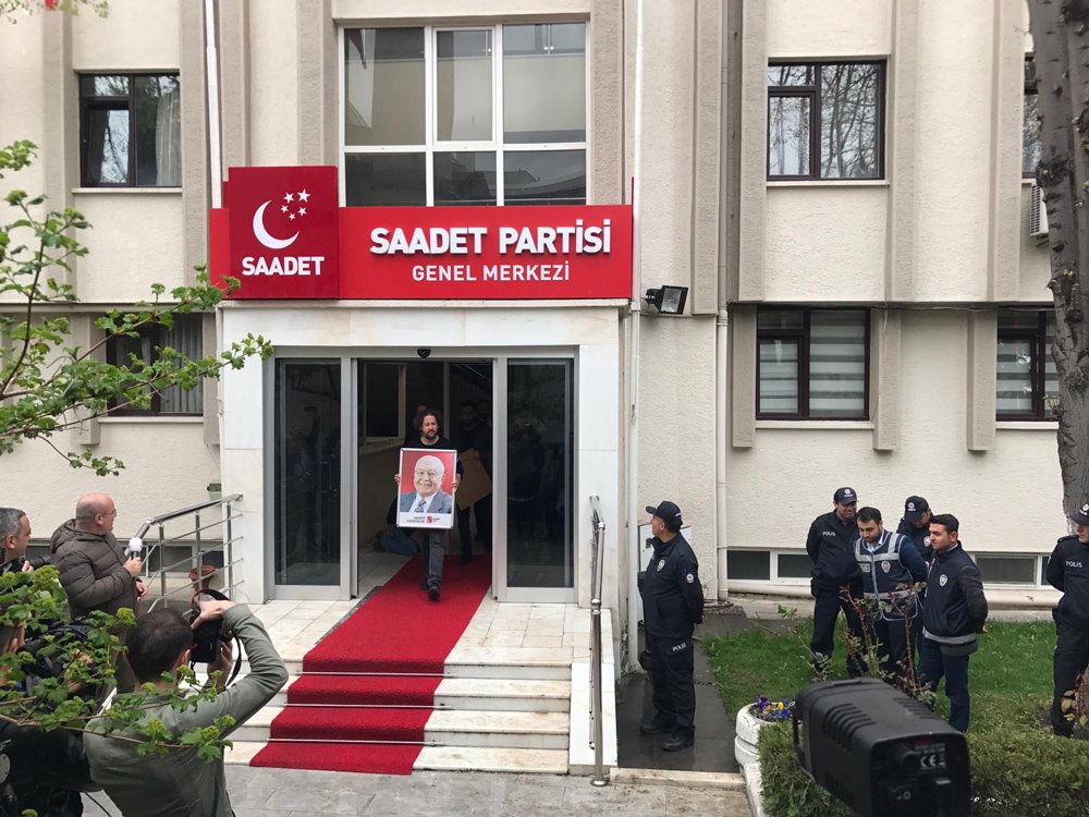 Saadet Partisi&#039;ne icra şoku: Babasının fotoğrafını bile haczettirdi