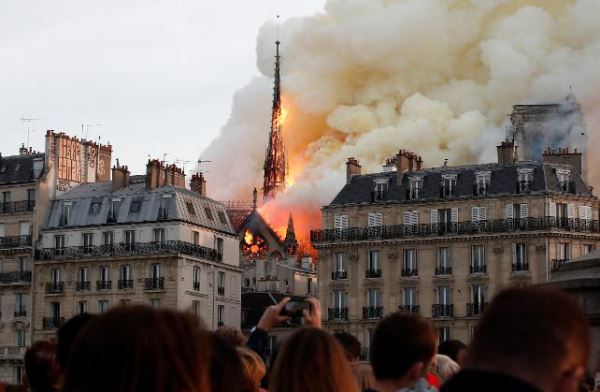 Notre Dame Katedrali&#39;nde çıkan yangın söndürülemiyor