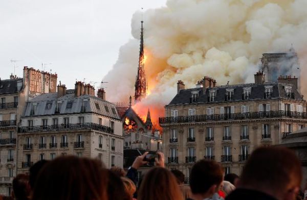 Notre Dame Katedrali'nde çıkan yangın söndürülemiyor