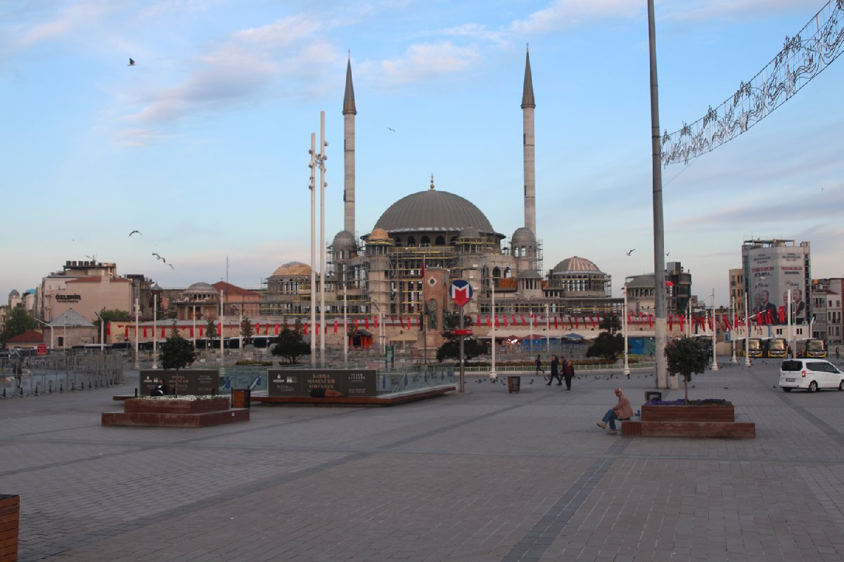 İstanbul&#039;da 1 Mayıs: Taksim&#039;e çıkan yollar kapatıldı, onlarca kişi gözaltında