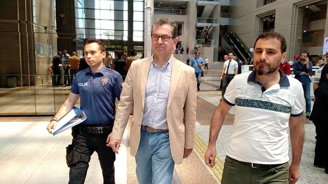 Gazeteci Kadri Gürsel teslim olmak üzere adliyede!