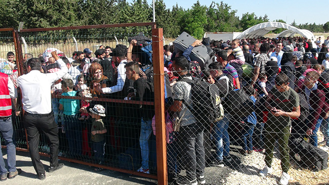 Suriyelilerden sınırda ‘tatil’ izdihamı