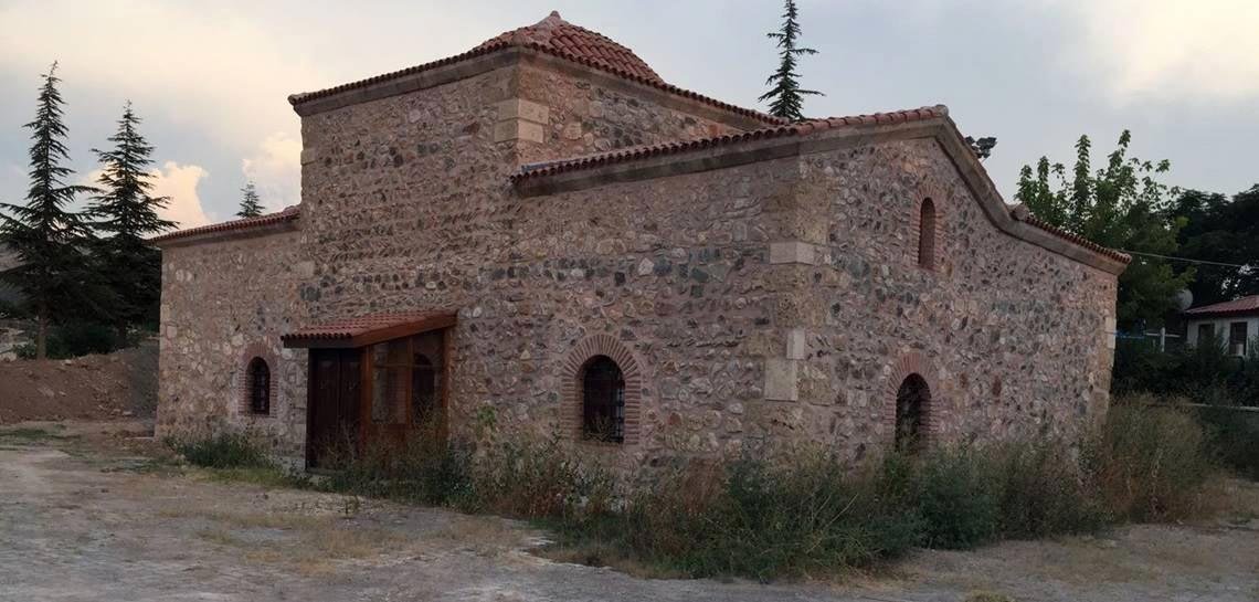 Kıraatınız batsın: 300 yıllık türbeyi &#039;millet kıraathanesi&#039; yaptılar