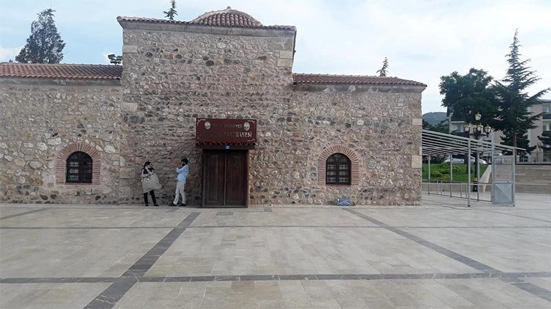 Kıraatınız batsın: 300 yıllık türbeyi &#039;millet kıraathanesi&#039; yaptılar