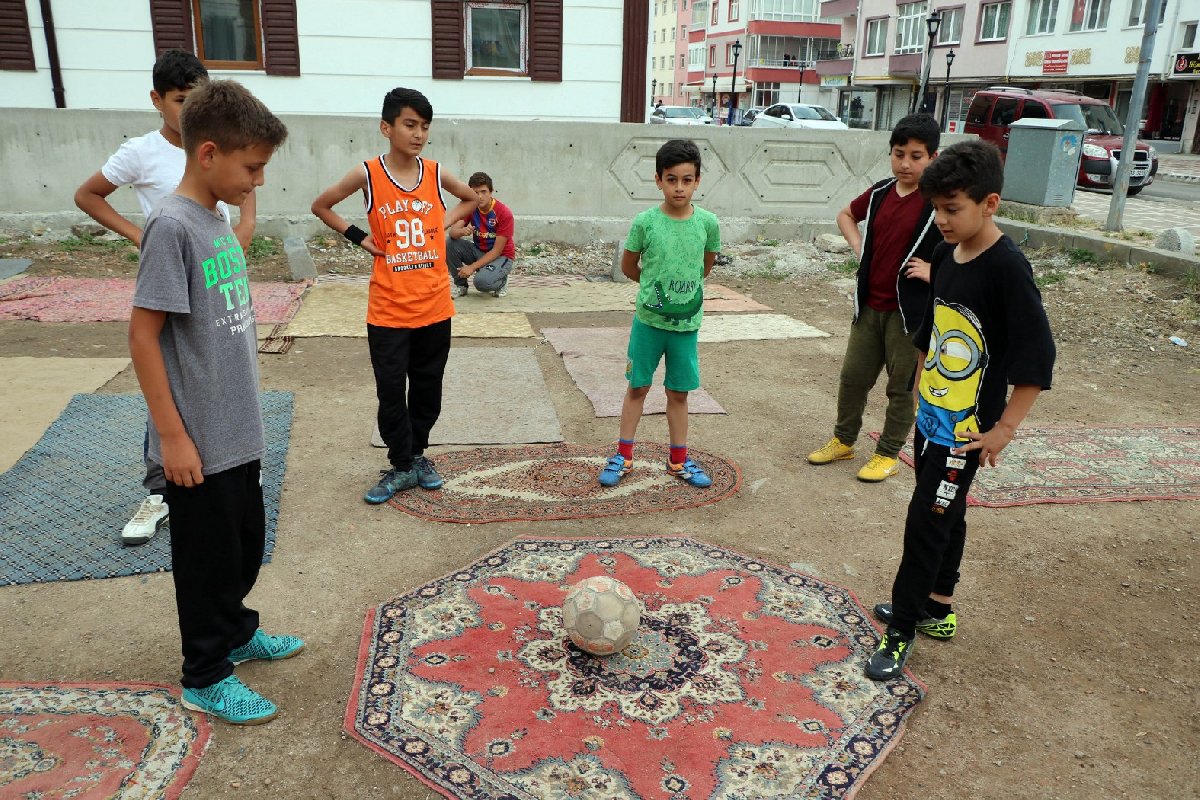 Evden halı getirip kendilerine halı saha yaptılar