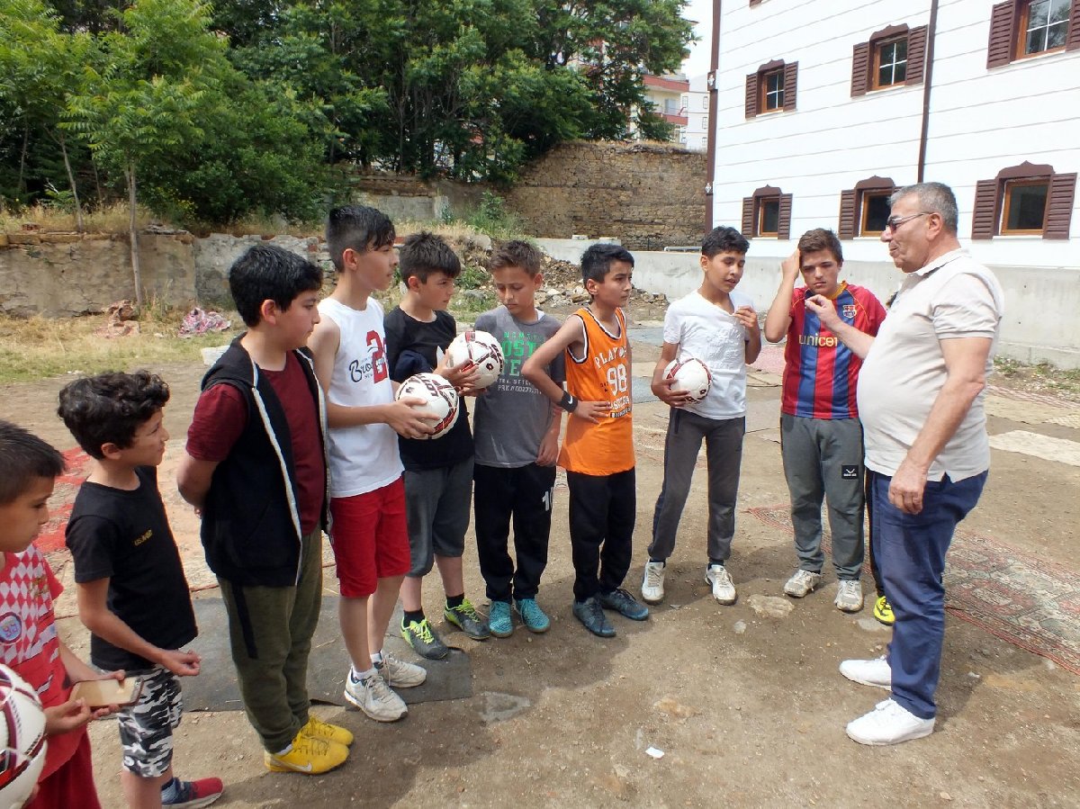 Evden halı getirip kendilerine halı saha yaptılar