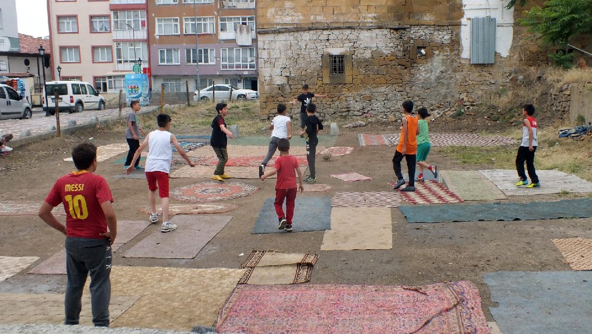 Evden halı getirip kendilerine halı saha yaptılar