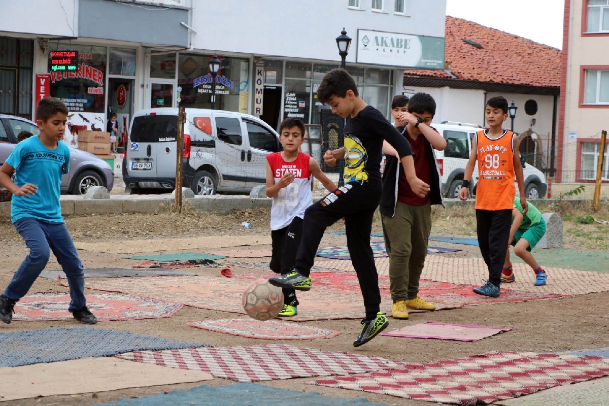 Evden halı getirip kendilerine halı saha yaptılar
