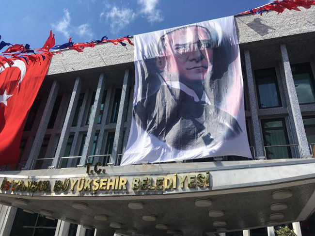 Atatürk yeniden İBB&#039;de: Yaşa Mustafa Kemal Paşa!