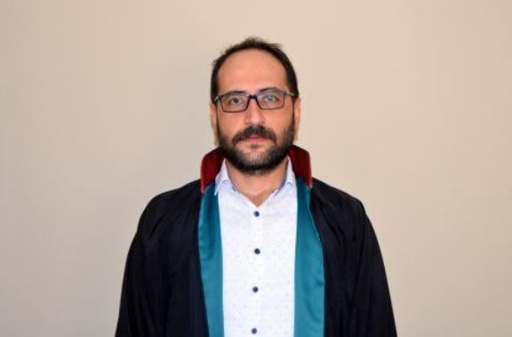 Boşanmak için yukarı çıkamadı, mahkeme aşağı indi
