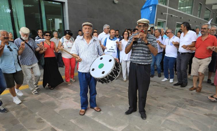 İhraç edildiği belediyeye davul zurnayla döndü