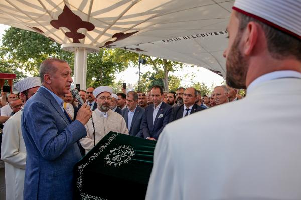 Gerici yazar Mehmet Şevket Eygi&#39;nin tabutunu Erdoğan taşıdı