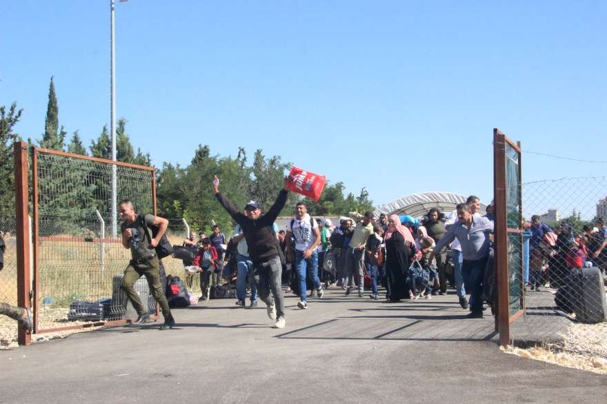 Suriyeliler ülkelerine koşarak gitti