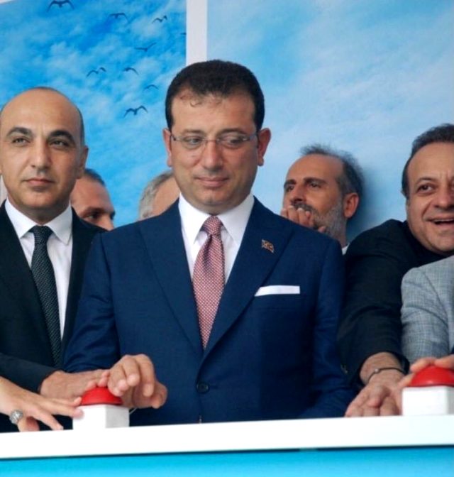 Ölümsüz fotoğraf: &#39;Makaracı&#39; Bağış &#39;Yeliz&#39;in eline bastı, yerine İmamoğlu utandı