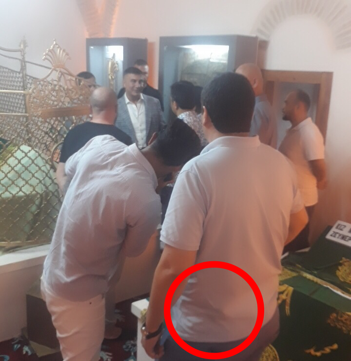 Sedat Peker&#039;in korumaları Alevi türbesine silahla girdi