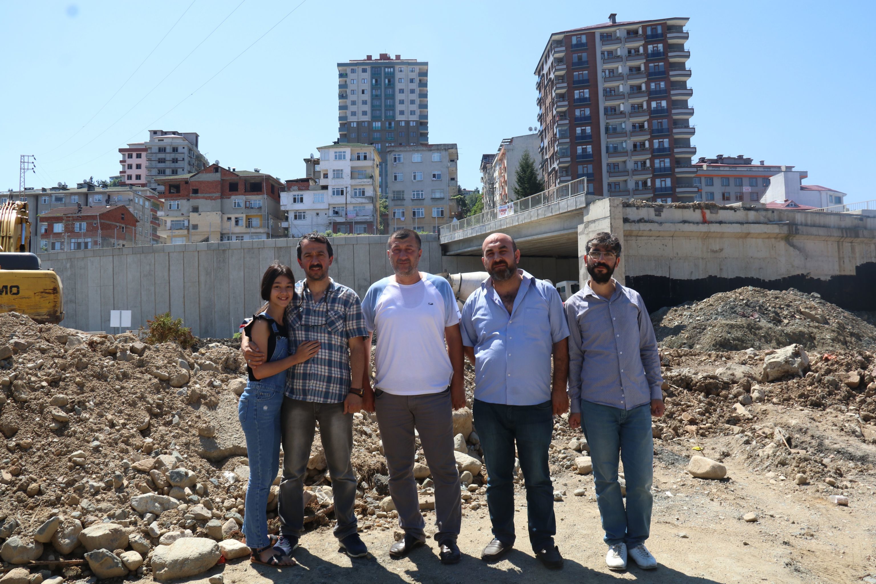 Mahalleyi &#039;Çin Seddi&#039; gibi ayırdılar