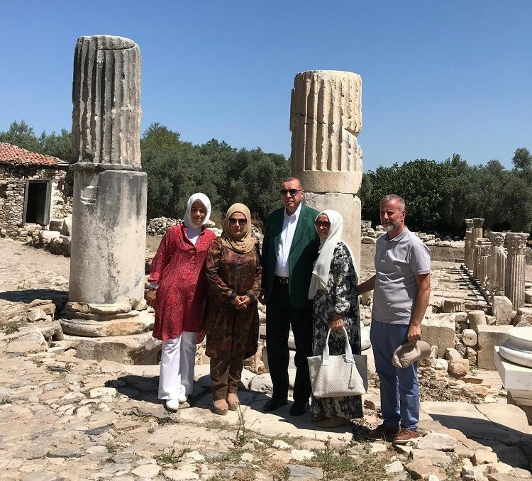 Hilal Kaplan işi gücü bıraktı, Emine Erdoğan&#39;ın türbanına puan verdi