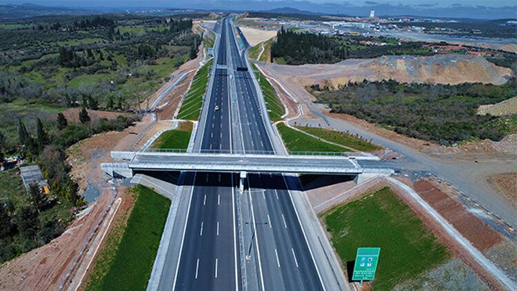 Bakanlıktan güldüren açıklama: Ağaca ‘çalı’ dedi, otoyolu ormandan geçirdi