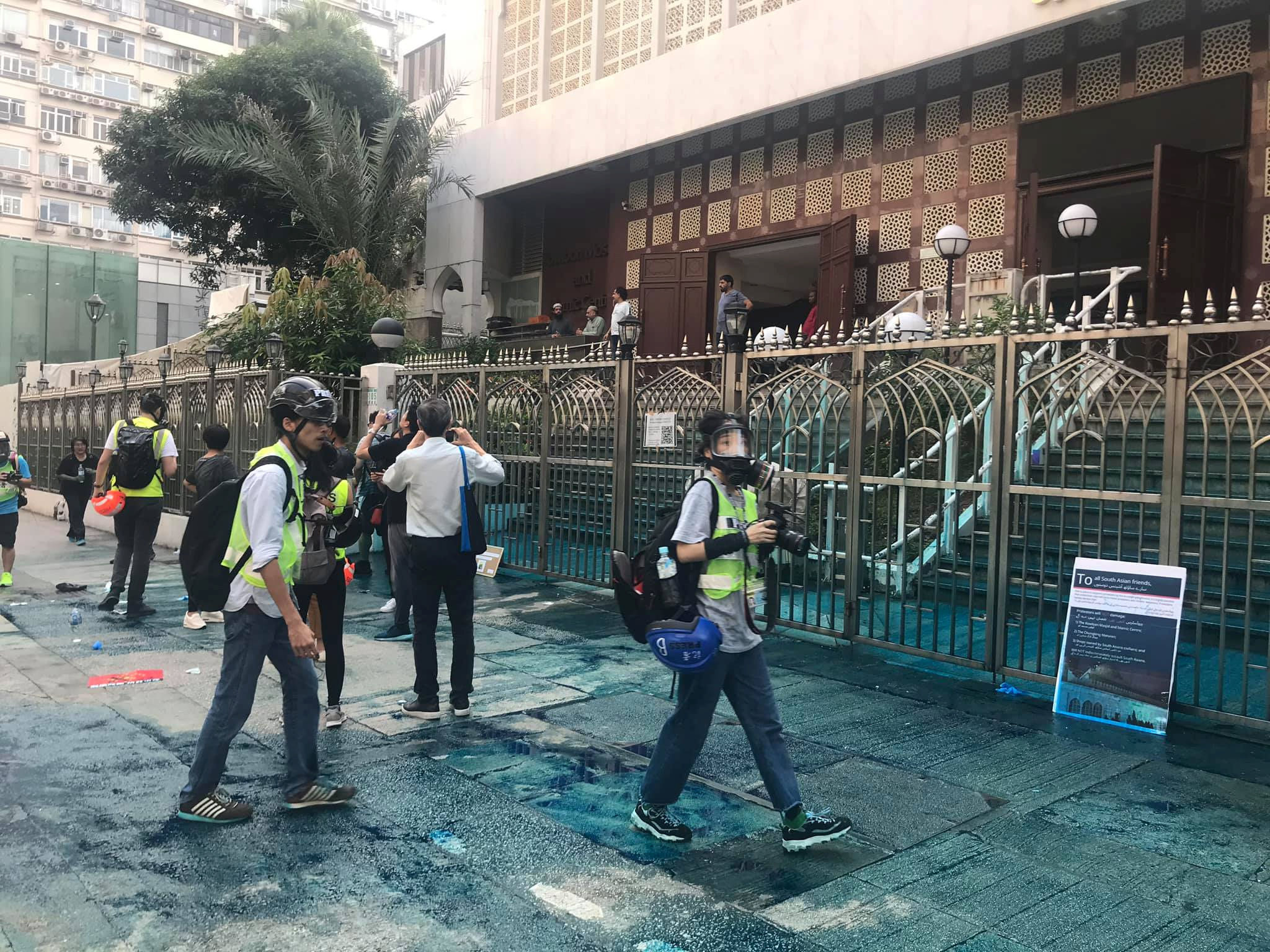 Hong Konglu yetkililer, camiyi ziyaret etti, özür diledi