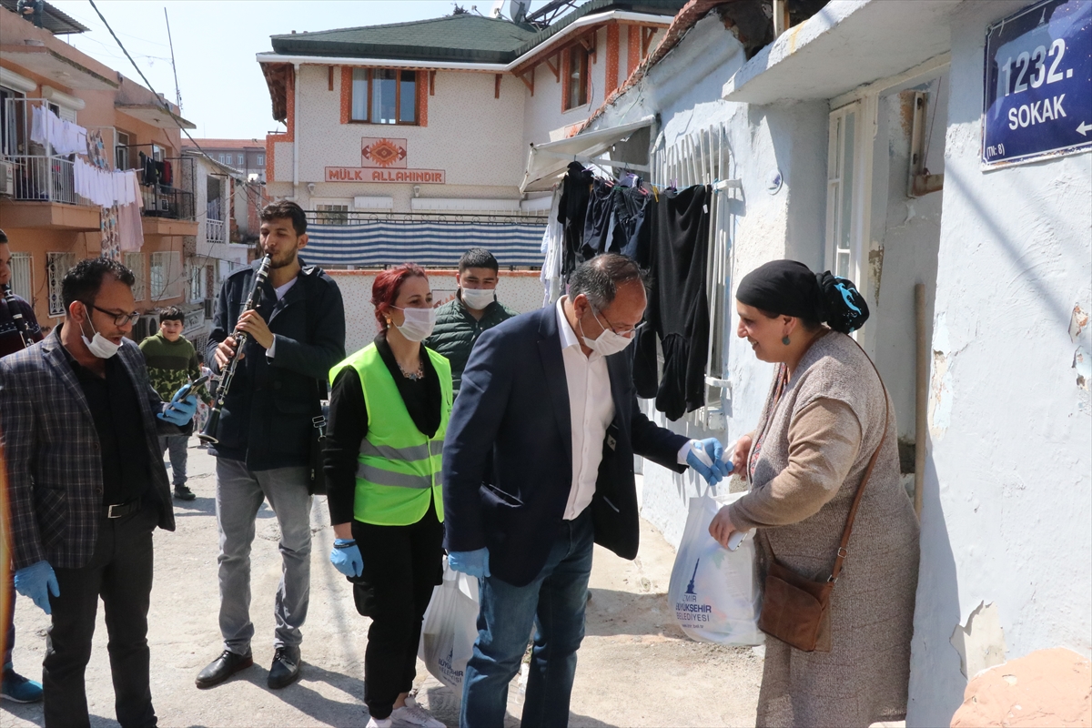 Özcan Purçu orkestra eşliğinde gıda paketi dağıttı