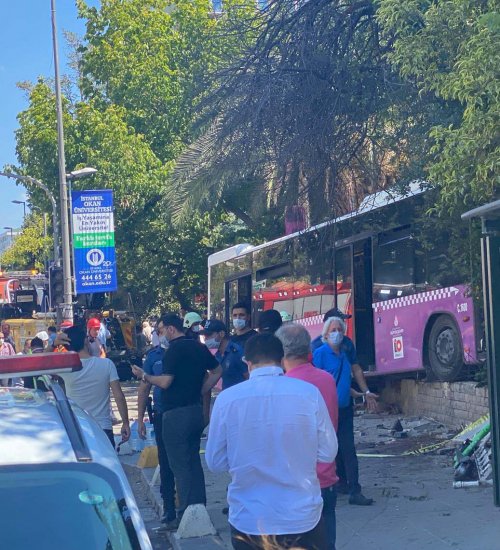 Kadıköy&#039;de facia, belediye otobüsü markete girdi: Çok sayıda yaralı var