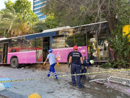 Kadıköy&#039;de facia, belediye otobüsü markete girdi: Çok sayıda yaralı var