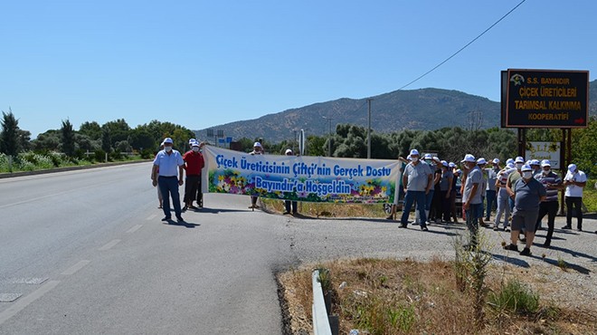 Çiçek üreticileri Başkan Soyer&#039;i pankartla selamladı