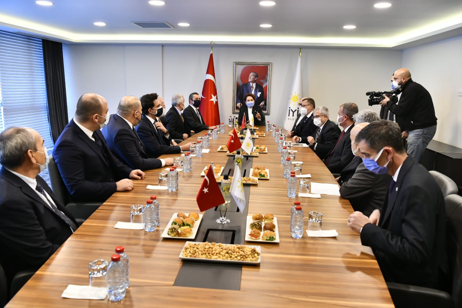 Ali Koç�tan Akşener�e İmzalı forma