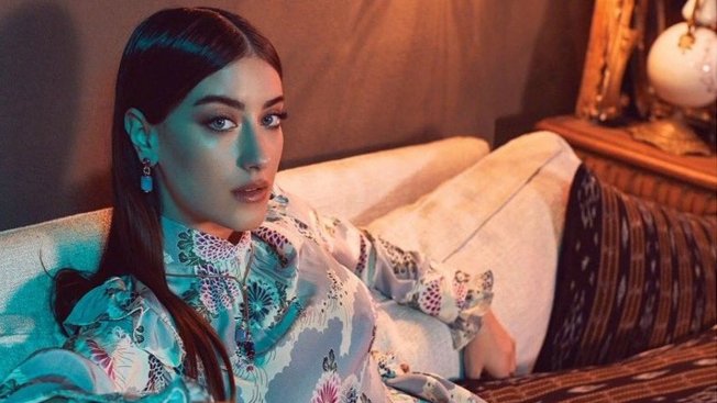hazal-kaya-esi-ali-atayin-932.webp