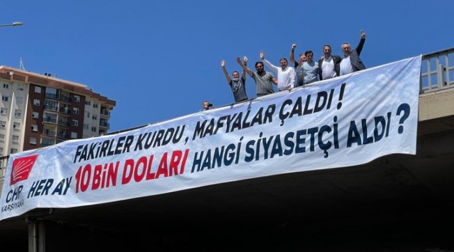chp-li-basarir-bu-kez-izmir-de-pankart-asti-her-ay-10-bin-dolari-hangi-siyasetci-aldi-883990-5.jpg