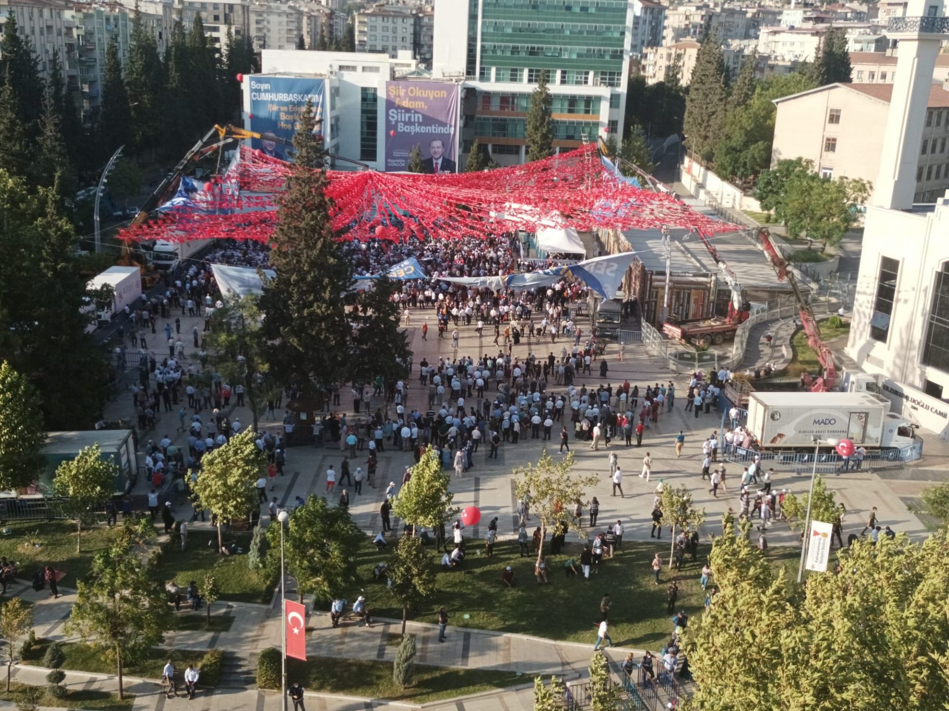 erdogan-bos-miting.jpg